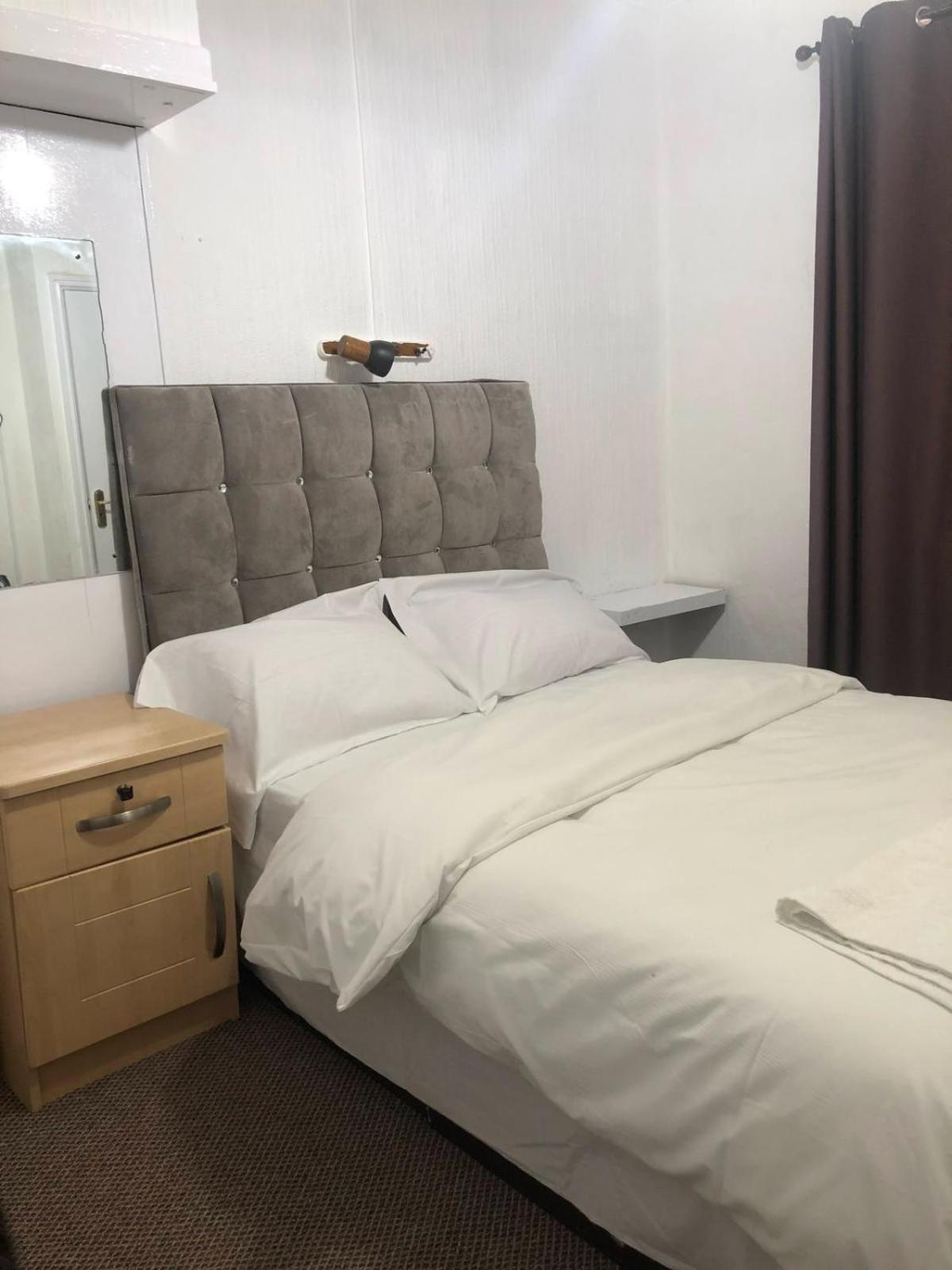Saji Hotel Илфорд Екстериор снимка