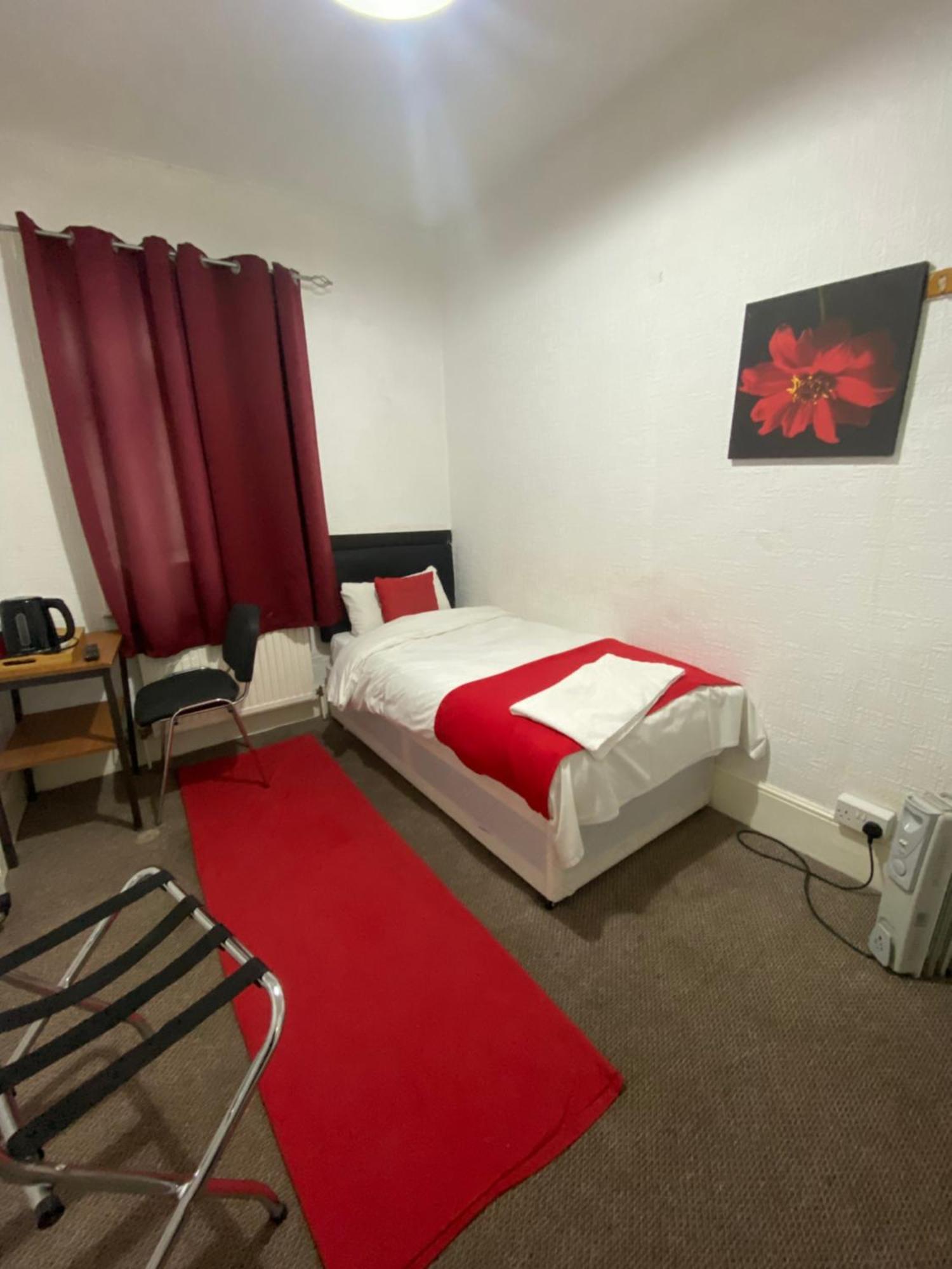 Saji Hotel Илфорд Екстериор снимка