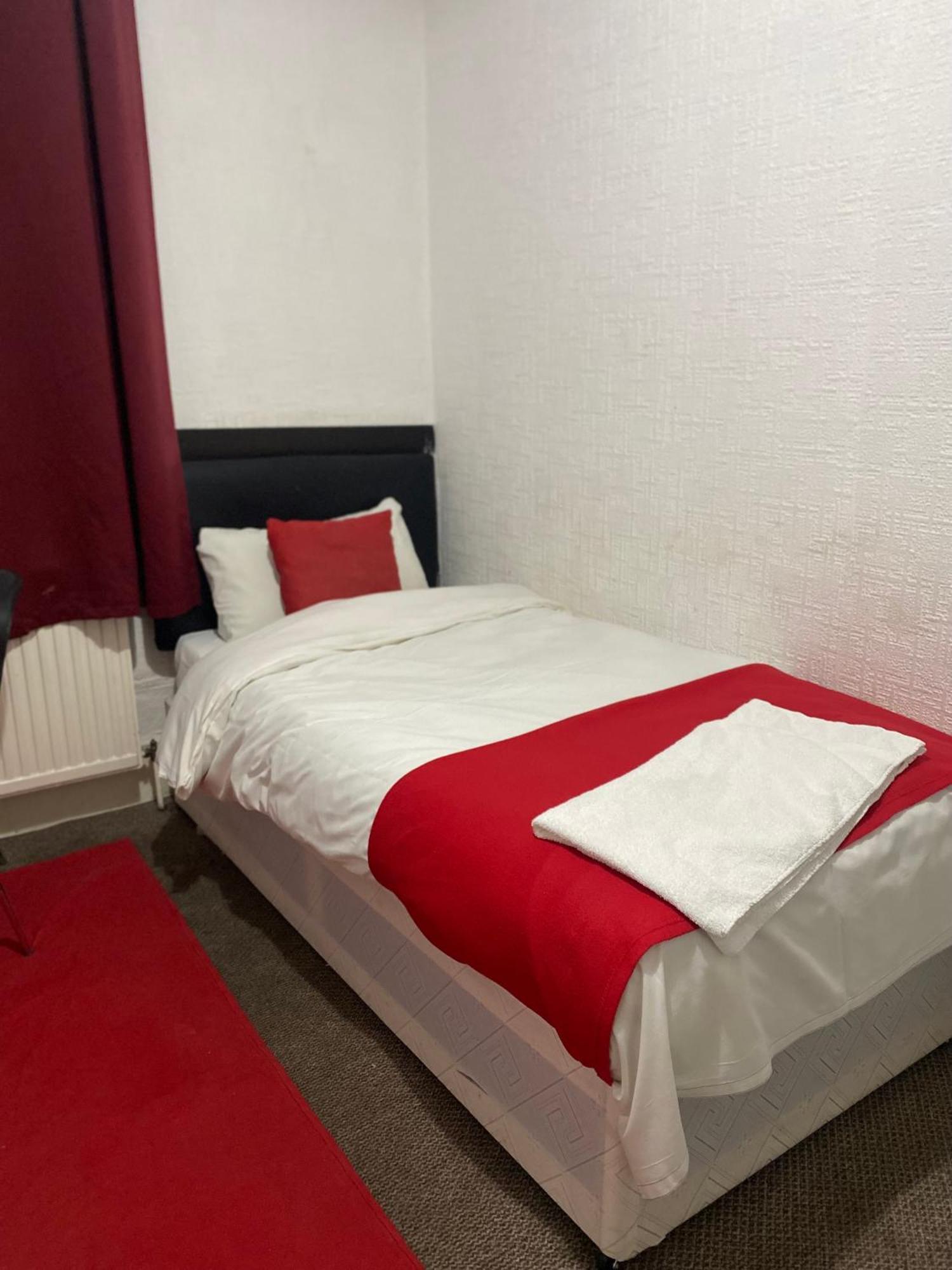 Saji Hotel Илфорд Екстериор снимка