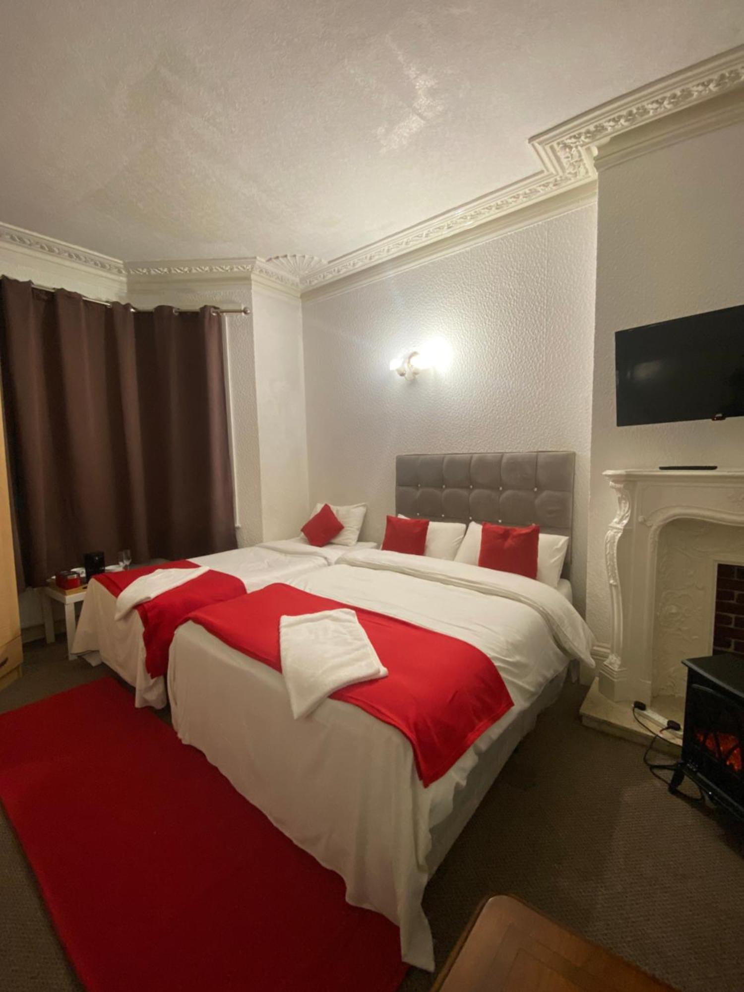 Saji Hotel Илфорд Екстериор снимка