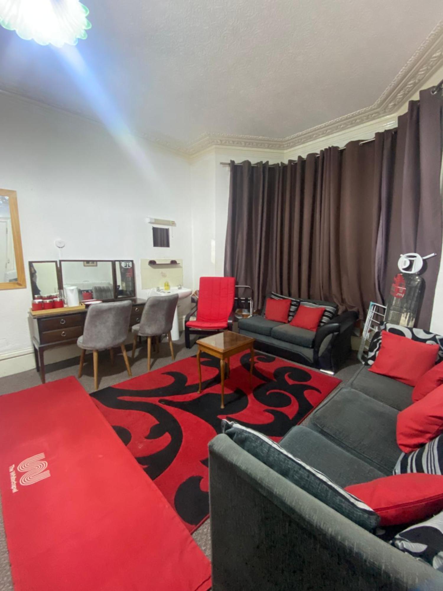 Saji Hotel Илфорд Екстериор снимка
